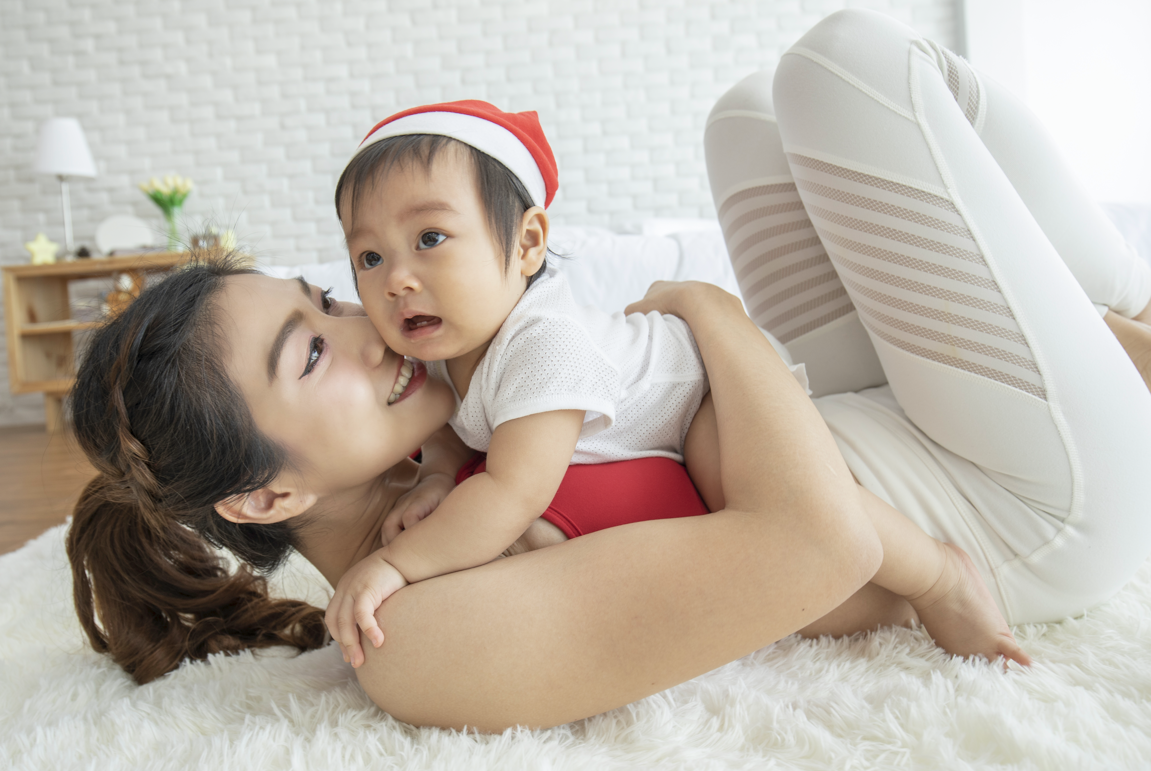 tummy time bayi, manfaat tummy time, cara tummy time, tips stimulasi bayi, perkembangan motorik bayi, Bunda, si Kecil